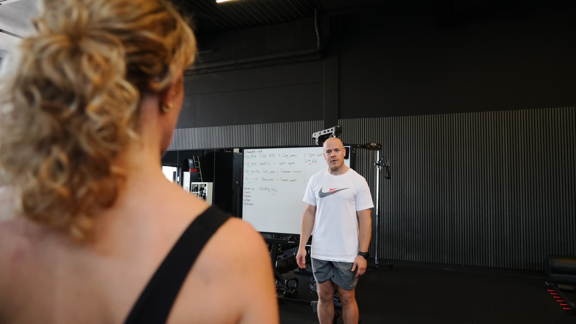 Coach Eric in gesprek met een lid tijdens de training