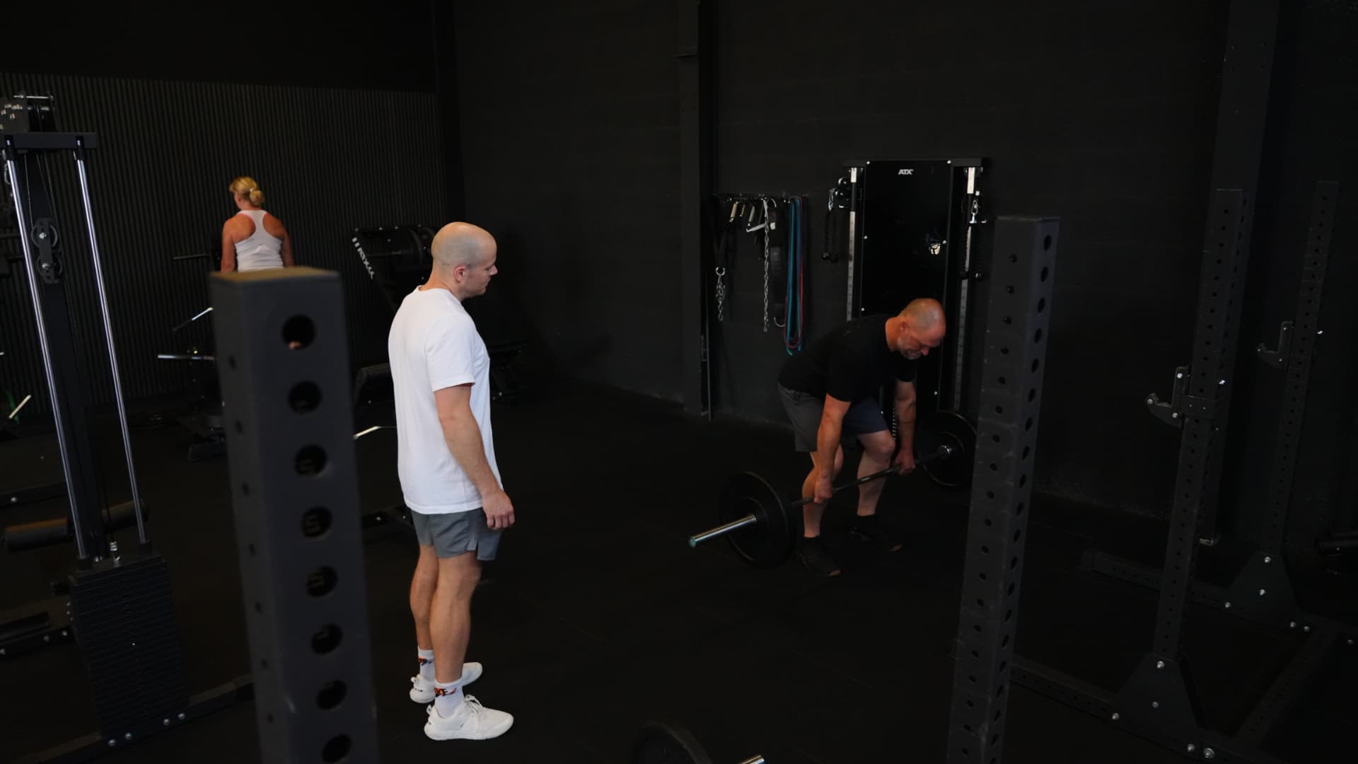 Coach begeleidt een lid tijdens een deadlift bij personal training