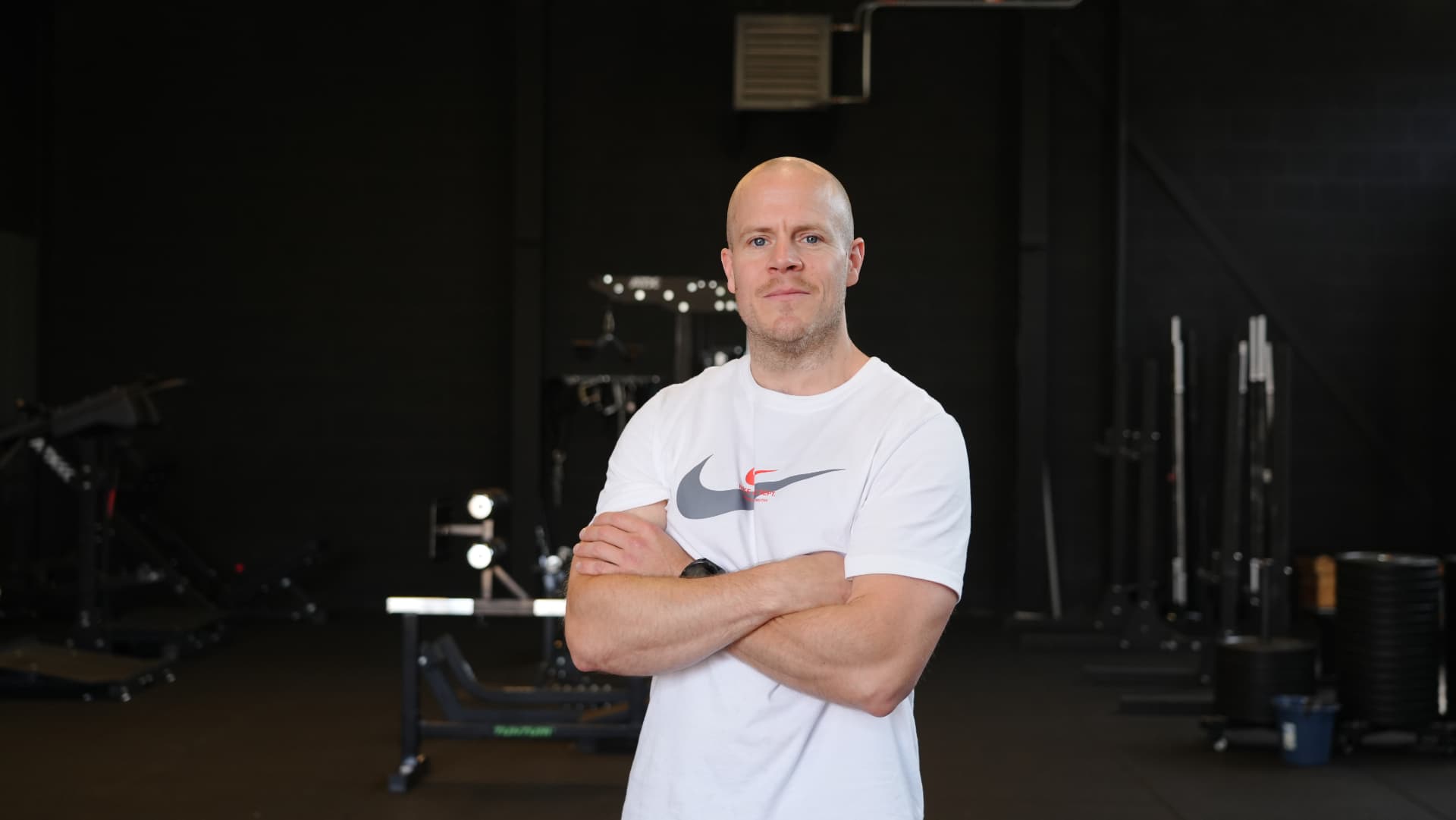 Portret van coach Eric Plagge op de trainingsvloer van Composure Gym